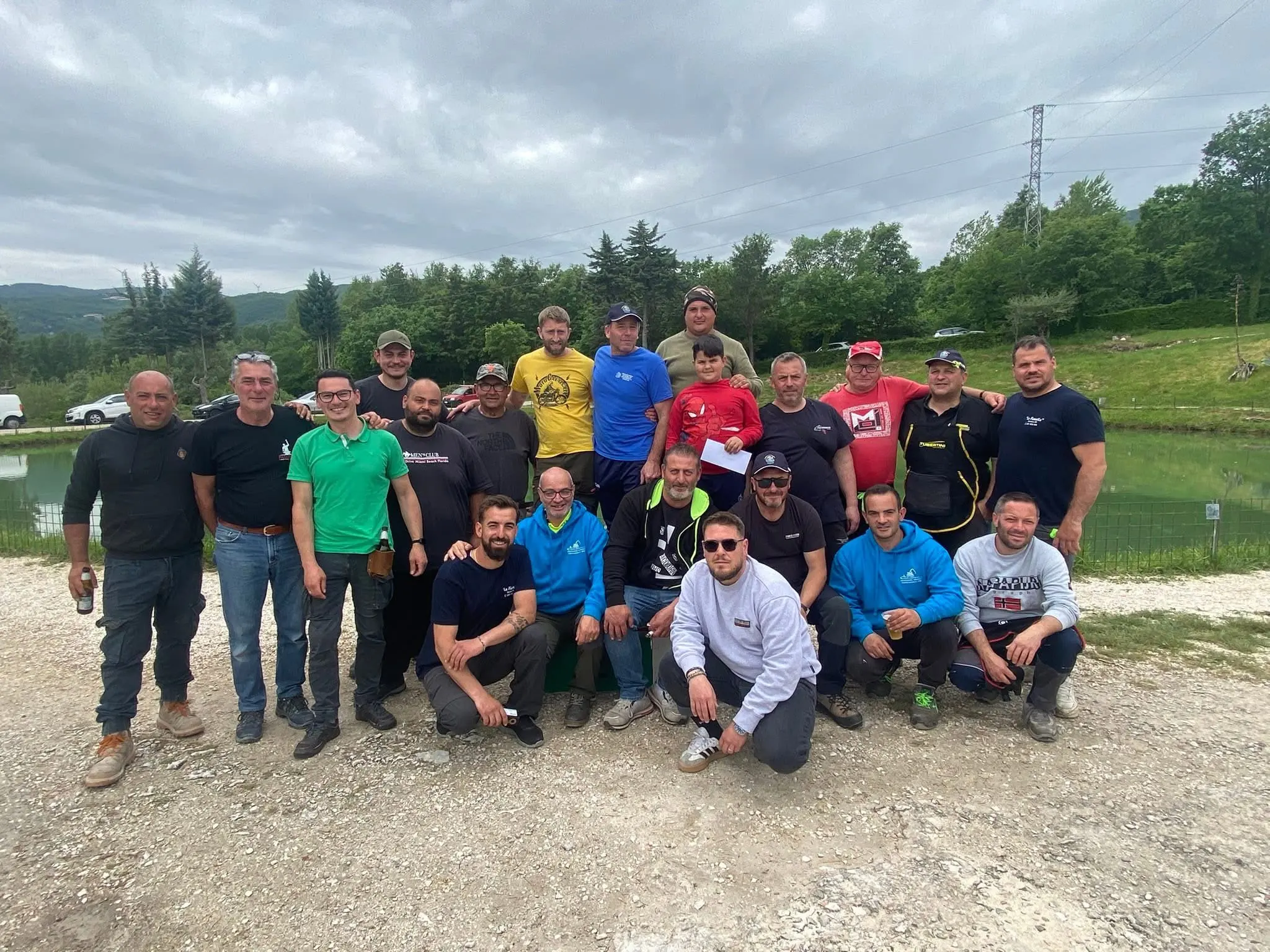 Foto di gruppo dei soci e degli amici dell’ASD Pescatori Sassinoro